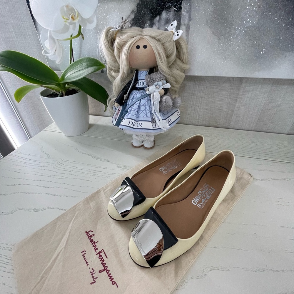 Salvatore Ferragamo women’s flats 💯 authentic with original dust back
